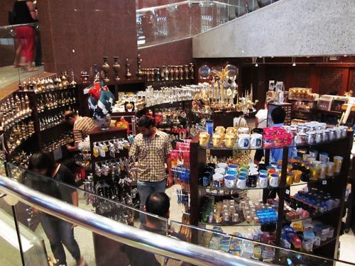 進(jìn)博物館藝術(shù)品商店購紀(jì)念品